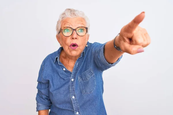 Senior Mulher Cabelos Grisalhos Vestindo Camisa Jeans Óculos Sobre Fundo — Fotografia de Stock