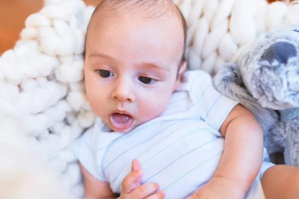 Adorable Bebé Acostado Sobre Una Manta Suelo Casa Recién Nacido —  Fotos de Stock