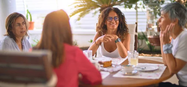 Joven Hermosa Chica Sonriendo Feliz Seguro Sentado Dinking Taza Café —  Fotos de Stock