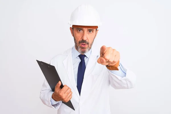 Engenheiro Sênior Usando Capacete Segurança Segurando Prancheta Sobre Fundo Branco — Fotografia de Stock