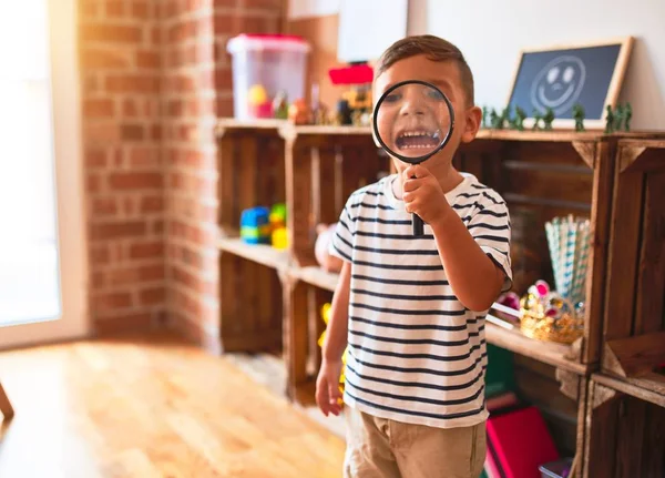 Beau Tout Petit Garçon Utilisant Une Loupe Maternelle — Photo