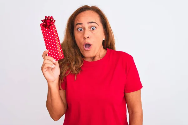 Mulher Madura Meia Idade Segurando Presente Aniversário Sobre Fundo Isolado — Fotografia de Stock