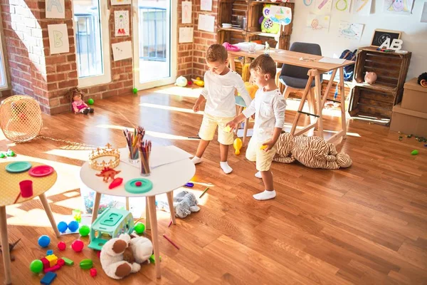 Entzückende Blonde Zwillinge Spielen Kindergarten Jede Menge Spielzeug — Stockfoto