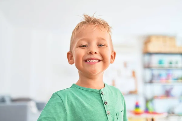 Adorable Niño Rubio Sonriendo Feliz Pie Jugando Alrededor Montón Juguetes — Foto de Stock