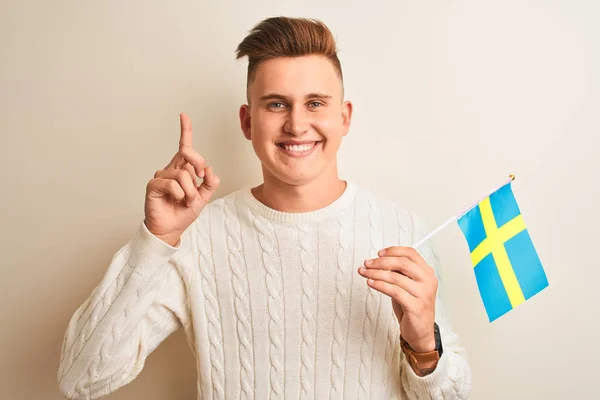 Молодой Красивый Мужчина Шведским Флагом Изолированном Белом Фоне Удивленный Идеей — стоковое фото