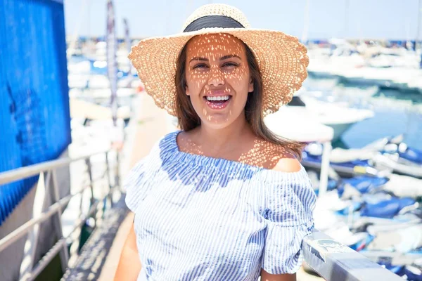 Joven Mujer Hermosa Puerto Marítimo Alrededor Los Barcos Sonriendo Feliz — Foto de Stock