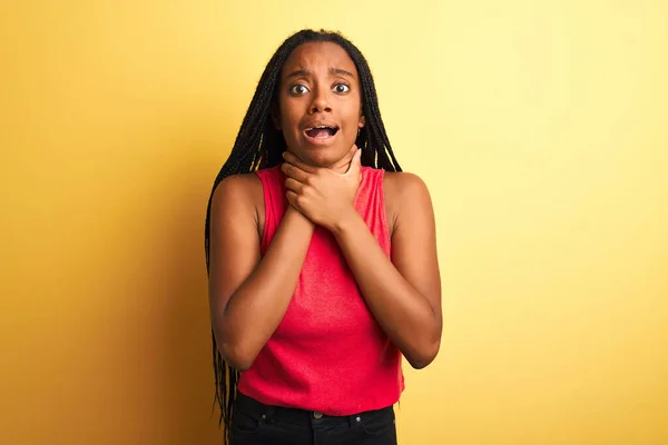 Afro Amerikaanse Vrouw Draagt Rood Casual Shirt Dat Geïsoleerde Gele — Stockfoto