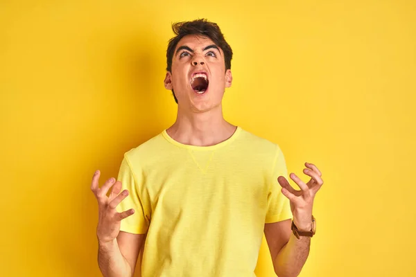 Teenager Chlapec Žlutém Tričku Přes Izolované Pozadí Šílený Šílený Křičí — Stock fotografie