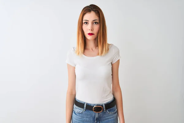 Piękna Ruda Kobieta Ubrana Casual Shirt Stojący Białym Tle Biały — Zdjęcie stockowe