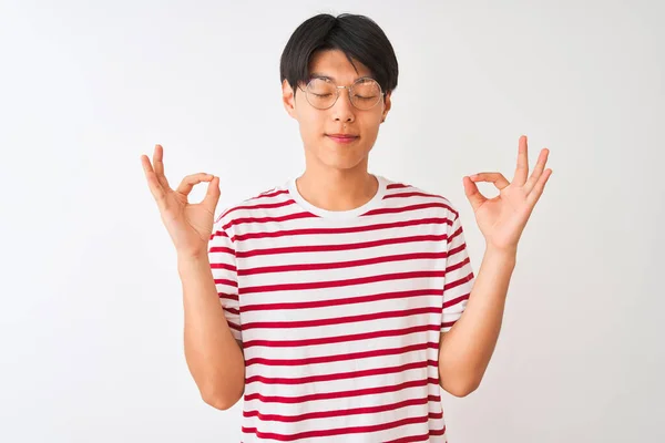 Jovem Chinês Vestindo Óculos Camiseta Listrada Sobre Fundo Branco Isolado — Fotografia de Stock