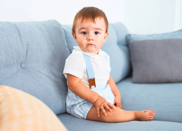 Bedårande Barn Sitter Soffan Hemma — Stockfoto