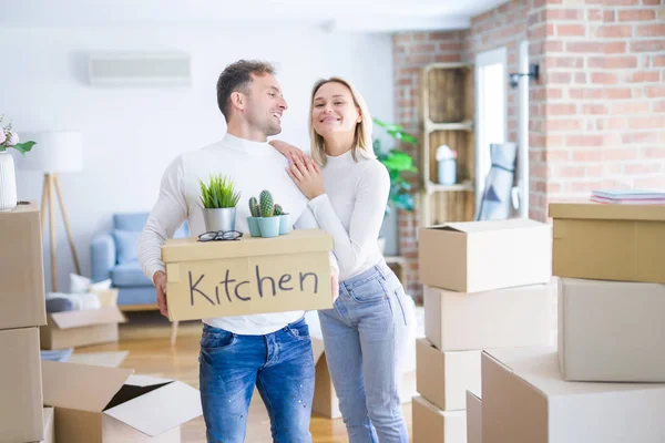 Jong Mooi Paar Bewegende Kartonnen Dozen Bij New Home — Stockfoto