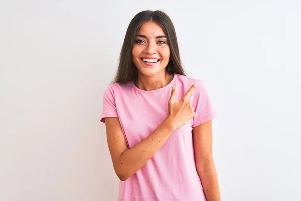 Fiatal Gyönyörű Visel Rózsaszín Alkalmi Póló Áll Elszigetelt Fehér Háttér — Stock Fotó