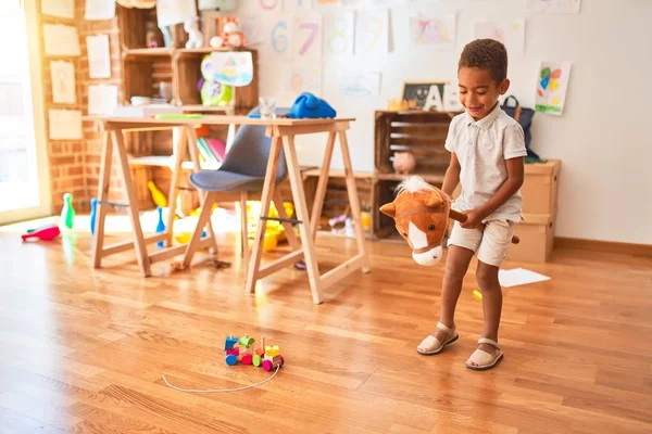 Schöne Afrikanisch Amerikanische Kleinkind Spielt Mit Pferd Spielzeug Mit Stock — Stockfoto