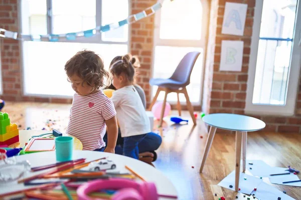 Junge Schöne Lehrerin Und Kleinkinder Spielen Kindergarten — Stockfoto