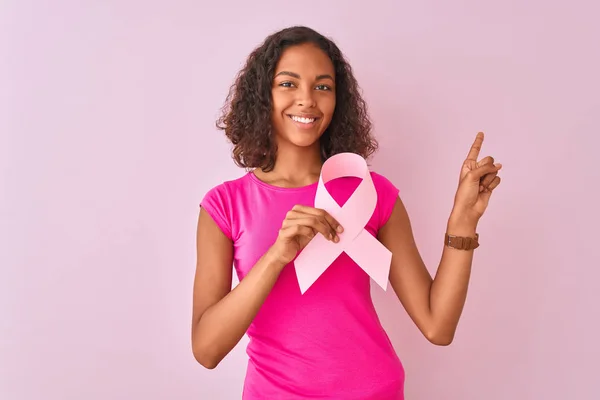 Junge Brasilianerin Mit Krebsband Vor Isoliertem Rosa Hintergrund Sehr Glücklich — Stockfoto