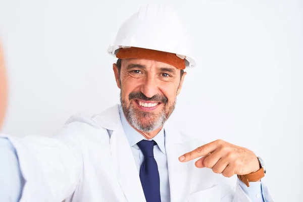 Middelbare Leeftijd Ingenieur Man Dragen Helm Maken Selfie Geïsoleerde Witte — Stockfoto