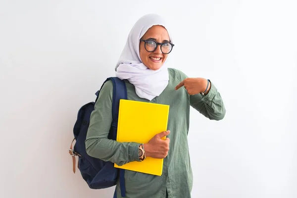 Junge Arabische Studentin Trägt Hijab Und Rucksack Und Hält Ein — Stockfoto