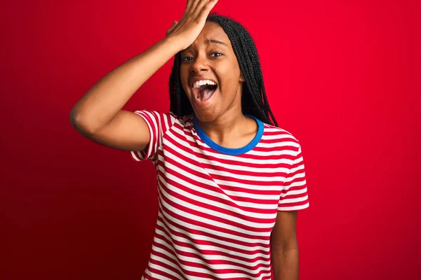 Mujer Afroamericana Joven Con Camiseta Rayas Pie Sobre Fondo Rojo —  Fotos de Stock