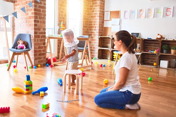 Schöne Lehrerin Und Kleinkind Spielen Mit Plastikkorb Kindergarten — Stockfoto