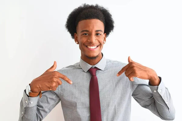 아프리카 미국인 사업가가 넥타이를 고립된 얼굴에 미소를 머금고 자랑스럽고 손가락으로 — 스톡 사진