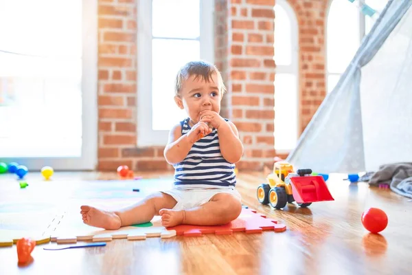 Adorável Criança Brincando Torno Muitos Brinquedos Jardim Infância — Fotografia de Stock