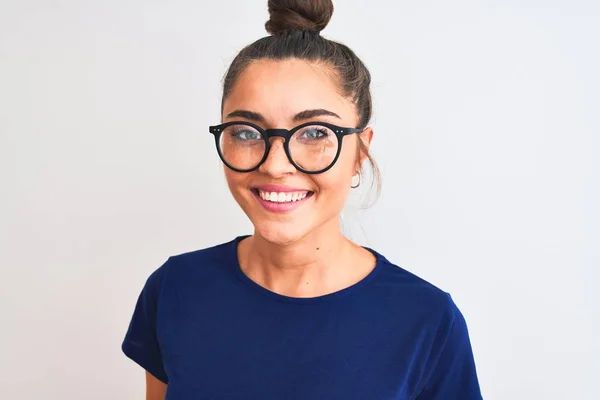 Mooie Vrouw Met Broodje Blauw Shirt Bril Geïsoleerde Witte Achtergrond — Stockfoto