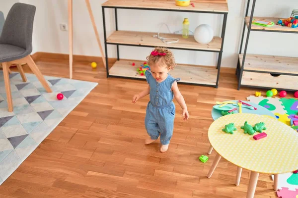 Schöne Kaukasische Säugling Spielt Mit Spielzeug Bunten Spielzimmer Fröhlich Und — Stockfoto