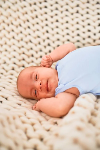 Αξιολάτρευτο Μωρό Ξαπλωμένο Στον Καναπέ Πάνω Από Κουβέρτα Στο Σπίτι — Φωτογραφία Αρχείου