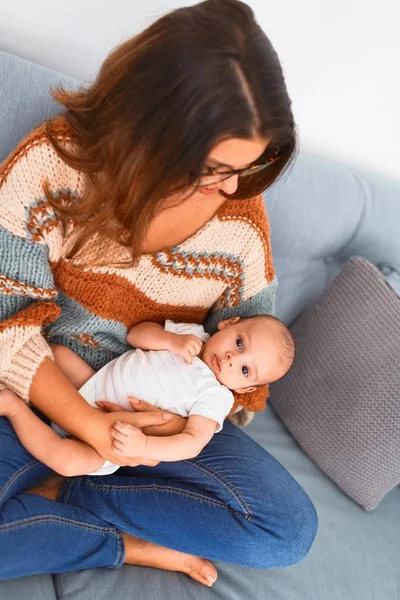 Genç Güzel Bir Kadın Bebeği Evdeki Kanepede Yeni Doğan Anne — Stok fotoğraf