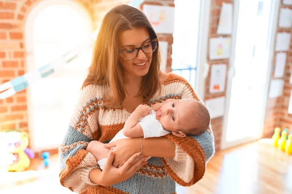 Genç Güzel Bir Kadın Bebeği Evde Duruyor Anne Kucağında Yeni — Stok fotoğraf