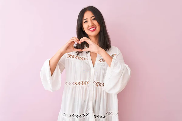 Jonge Chinese Vrouw Draagt Zomershirt Staan Geïsoleerde Roze Achtergrond Glimlachend — Stockfoto