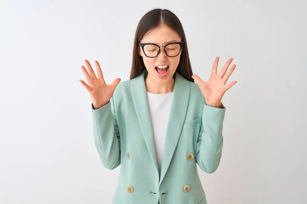 Chinese Zakenvrouw Dragen Elegante Jas Bril Geïsoleerde Witte Achtergrond Vieren — Stockfoto