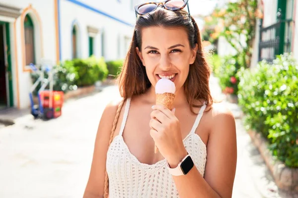 若い美しい女性食べるアイスクリームコーン上の晴れた日の夏の休日 — ストック写真