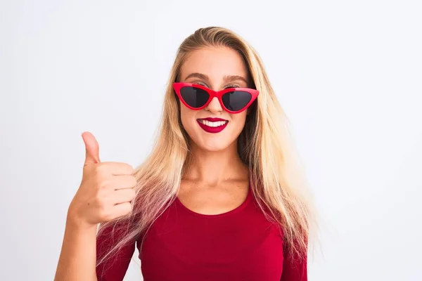 Jovem Mulher Bonita Vestindo Camiseta Vermelha Óculos Sol Sobre Fundo — Fotografia de Stock