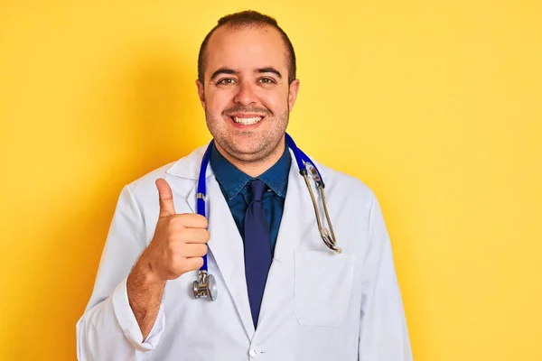 Ung Läkare Man Bär Rock Och Stetoskop Stående Över Isolerad — Stockfoto