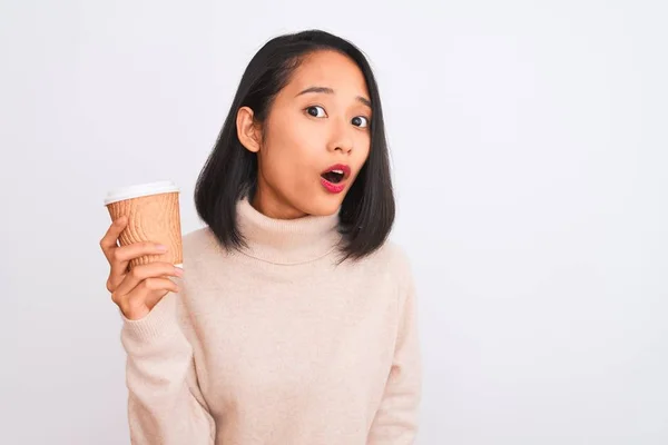 Giovane Bella Donna Cinese Bere Vetro Carta Caffè Sfondo Bianco — Foto Stock