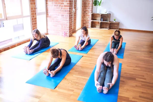 Jonge Mooie Groep Sportvrouwen Die Yoga Beoefenen Coach Geeft Les — Stockfoto