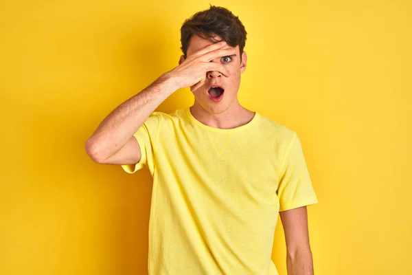 Tiener Jongen Dragen Geel Shirt Geïsoleerde Achtergrond Gluuren Shock Bedekking — Stockfoto