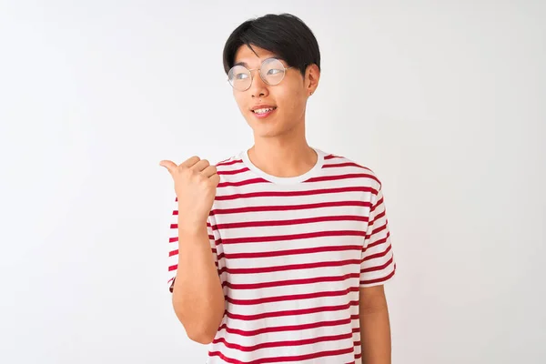 Joven Hombre Chino Con Gafas Camiseta Rayas Pie Sobre Fondo — Foto de Stock