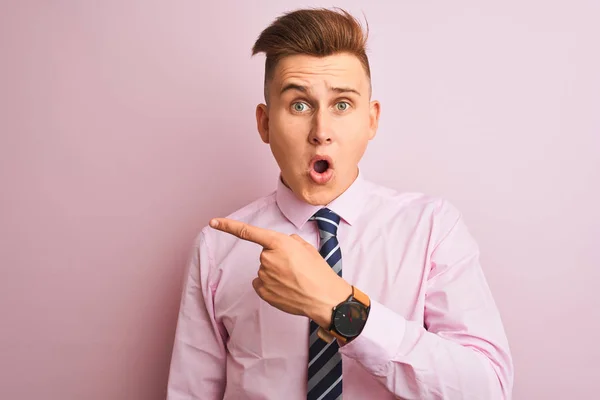잘생긴 사업가가 셔츠를 넥타이를 채외진 분홍색 손가락으로 가리키며 표정을 짓는다 — 스톡 사진