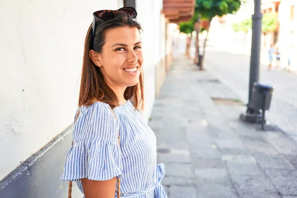 Joven Hermosa Mujer Pueblo Romántico Caminando Por Calle Ciudad Día —  Fotos de Stock