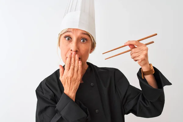 Mulher Meia Idade Chef Vestindo Chapéu Segurando Pauzinhos Sobre Isolado — Fotografia de Stock