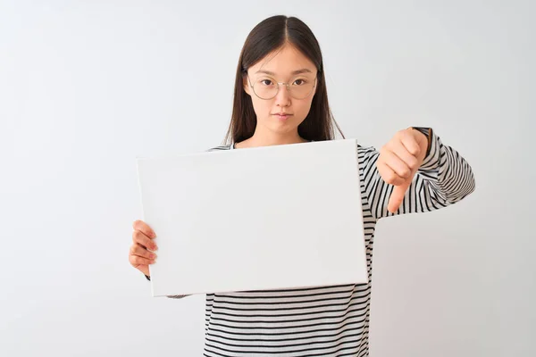 Jonge Chinese Vrouw Draagt Bril Met Spandoek Geïsoleerde Witte Achtergrond — Stockfoto