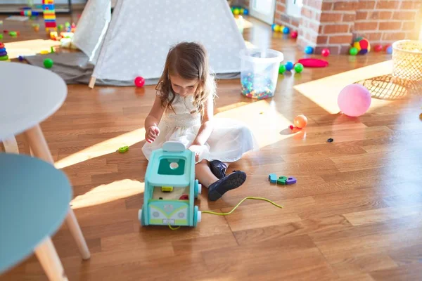 Entzückendes Blondes Kleinkind Spielt Kindergarten Mit Auto Spielzeug Jede Menge — Stockfoto