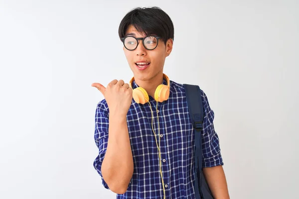 Kínai Diák Férfi Visel Hátizsák Fejhallgató Felett Elszigetelt Fehér Háttér — Stock Fotó