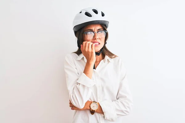 孤立した白い背景の上に眼鏡と自転車のヘルメットを身に着けている美しい実業家は 口の爪をかむ上で手で強調し 緊張している 不安の問題 — ストック写真