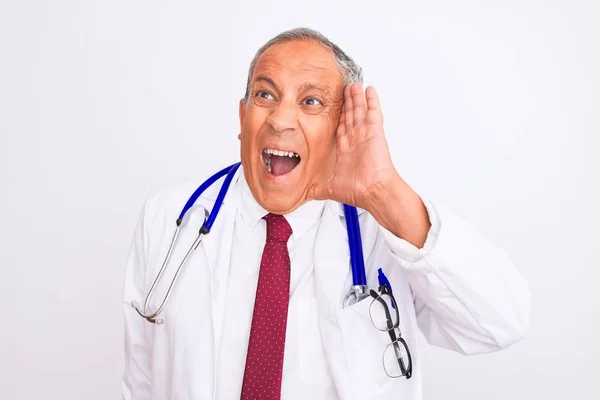 Hombre Médico Pelo Gris Mayor Con Estetoscopio Pie Sobre Fondo —  Fotos de Stock