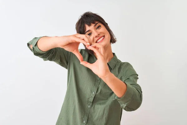 Jovem Mulher Bonita Vestindo Camisa Casual Verde Sobre Fundo Branco — Fotografia de Stock