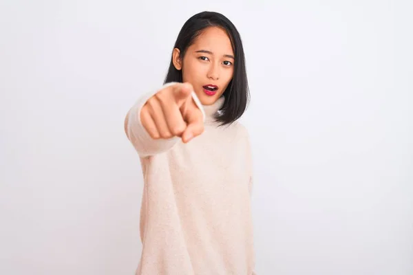 Jonge Chinese Vrouw Dragen Coltrui Staan Geïsoleerde Witte Achtergrond Wijzen — Stockfoto